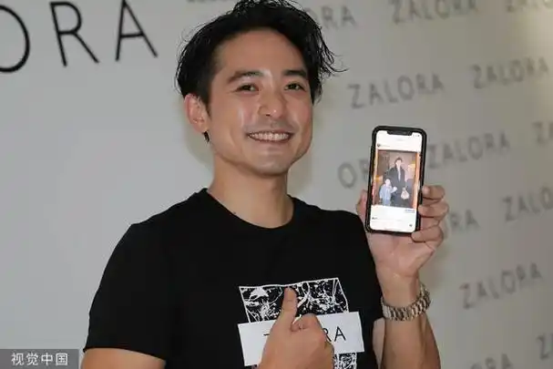 日前,林子祥的儿子林德信与妻子candace低调举行了婚礼.