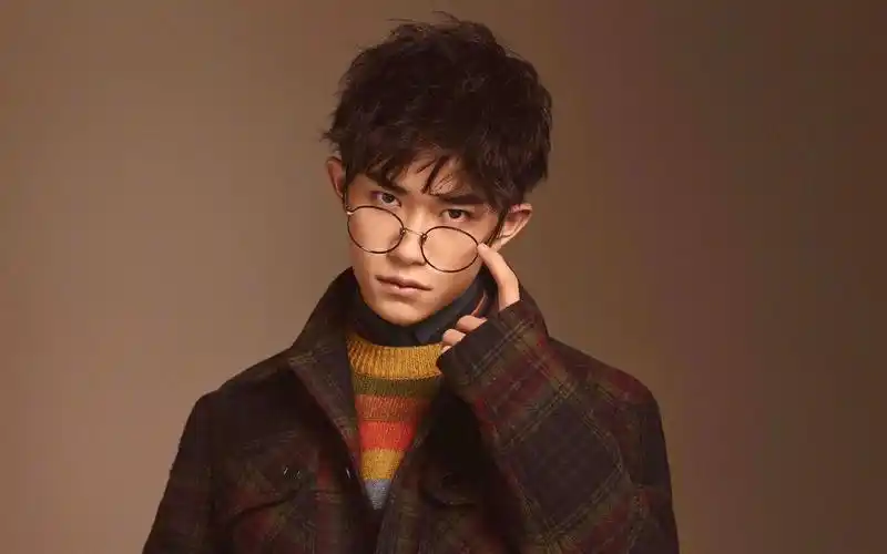 易烊千玺时尚花样杂志代言海报,高清图片,电脑桌面-壁纸族