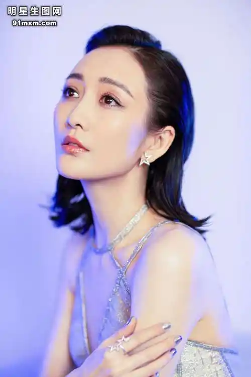 王鸥低胸裸背长裙面部特写