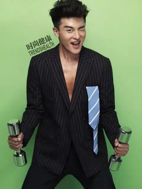 孙艺洲运动系时尚大片曝光露胸肌秀好身材