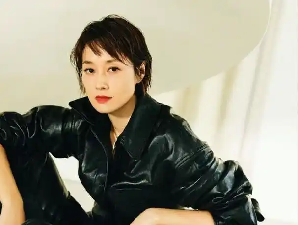 马伊琍的脸型偏长偏方,一旦留长发,就有种不男不女的感觉.