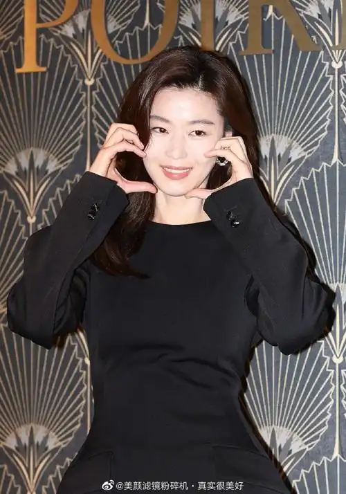 全智贤脸颊比心生图