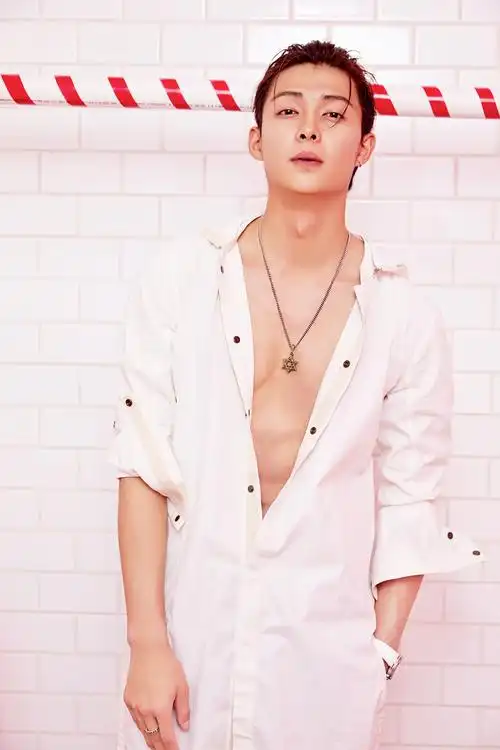 张铭恩七夕写真曝光小秀腹肌演绎清新男友风