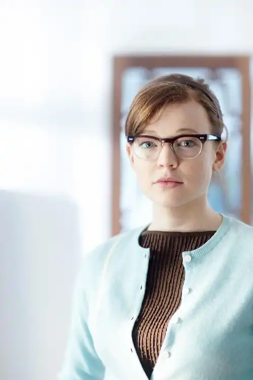 说复杂,全片各种时间线相互交叉,同一个人物以不同年龄,不同资历,不同