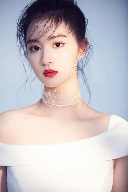 2009年,10岁的李兰迪拍摄了个人首部电影《爱你输给了谁》,并因此涉足