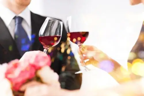 中国的新人结婚都是必要喝交杯酒的,而喝交杯酒到底是有哪些含义呢?