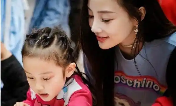 41岁李小璐对镜自拍前凸后翘身材好评论区被pgone刷屏