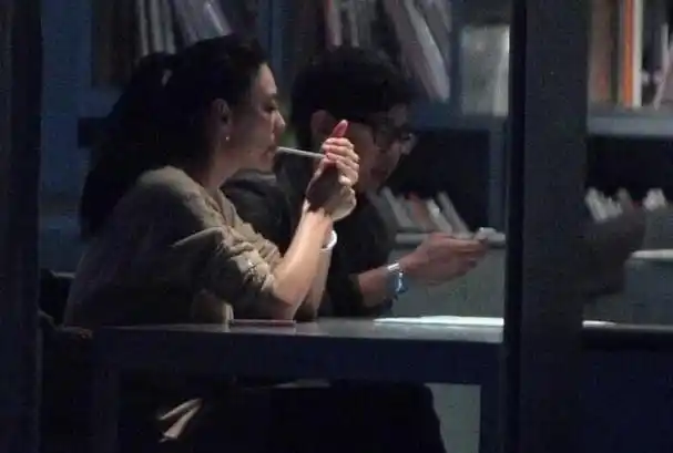 angelababy室内抽烟姿势老练,戒烟多次又复吸_腾讯新闻