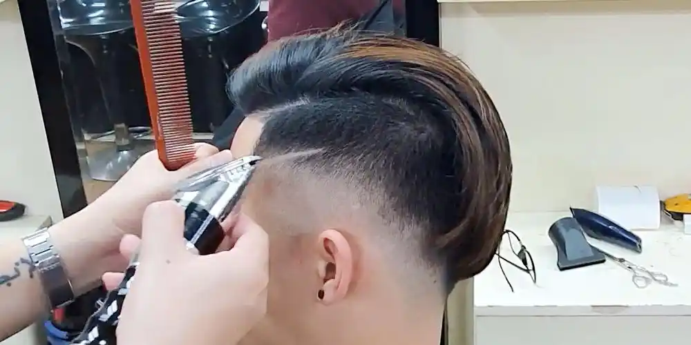 越看越有型的背头发型侧面划两刀就是不一样帅气很给力