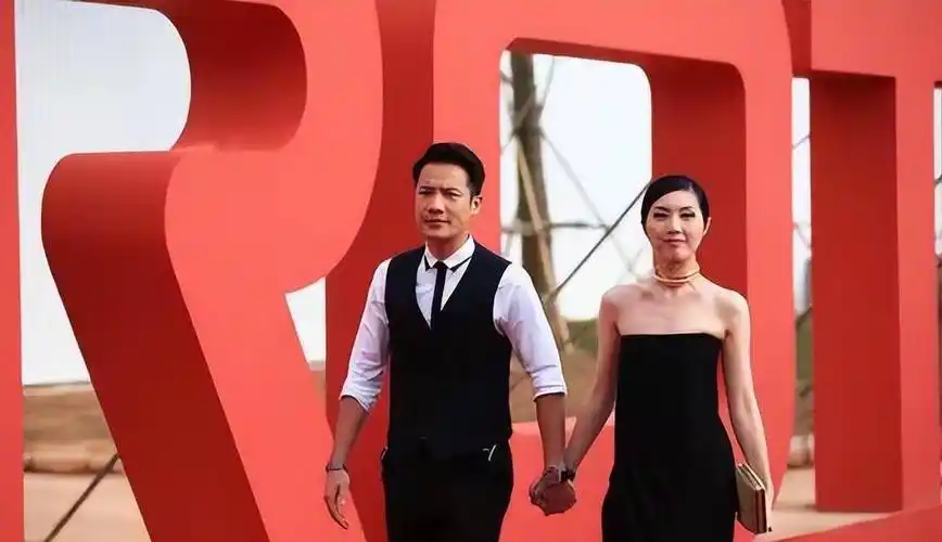 杨千嬅携小5岁老公亮相,穿一身黑显气质,可惜发型贴头皮挺老气