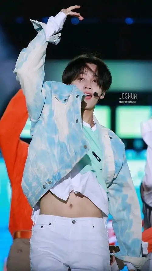 尹净汉腹肌正面照