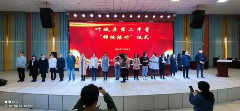 教育上海援疆教师与叶城二中教师举行师徒结对仪式