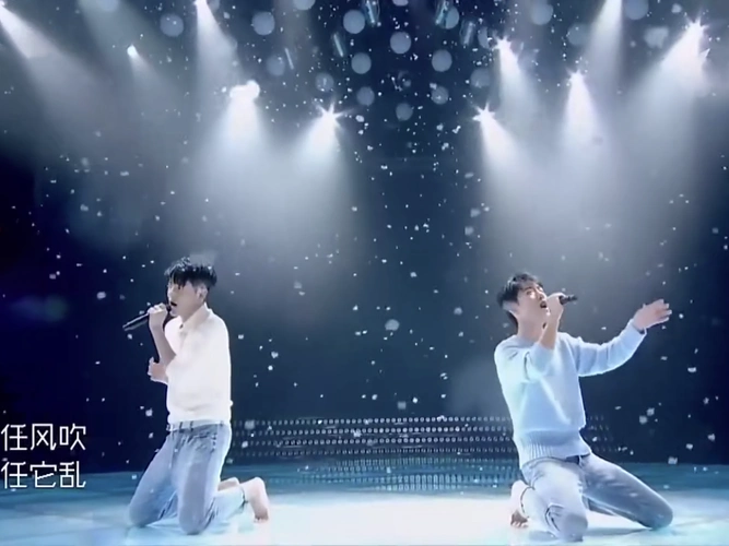 迷上光脚拍照的肖战,换上红毛衣温暖帅气,用最舒服的状态做自己