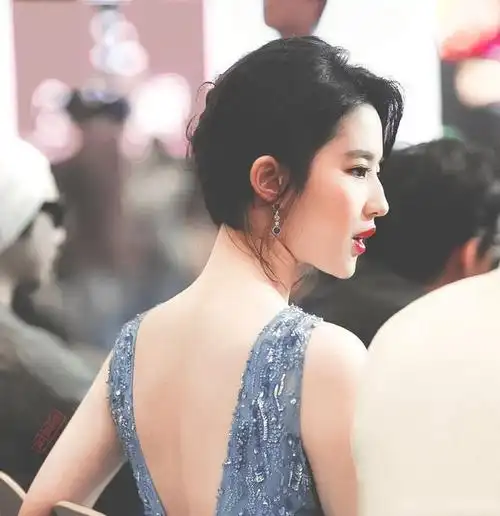 看背影都能惊艳的刘亦菲和她的仙女高光裙快来接受美的暴击吧