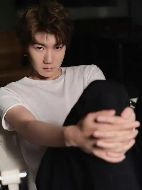 王源的24岁距离18岁和30岁同样远,tfboys祝源哥二十四岁生日快乐!