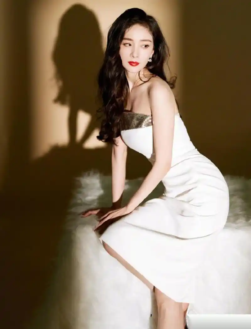 杨幂:银色水钻一字带高跟凉鞋