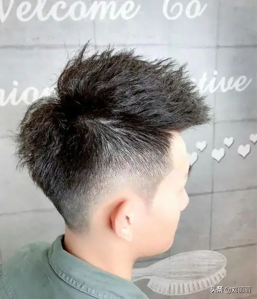 男长中分八字刘海图片