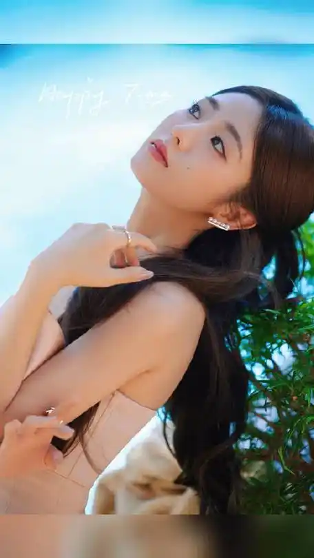 邢菲香槟色蝴蝶结包臀长裙##邢菲把痘变成痣