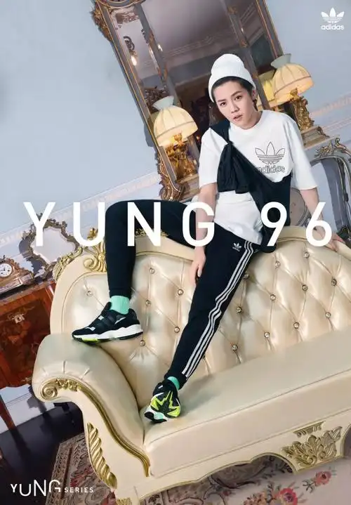 黑与白结合永远不退潮流,而脚上 yung 96 的薄荷绿和同色系袜子打破