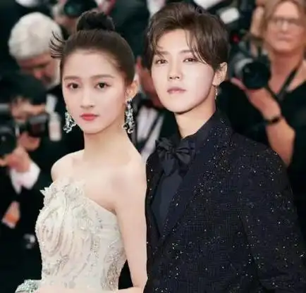 关晓彤生日照暴露亮点,中指戒指被疑订婚,和鹿晗七年感情稳了?