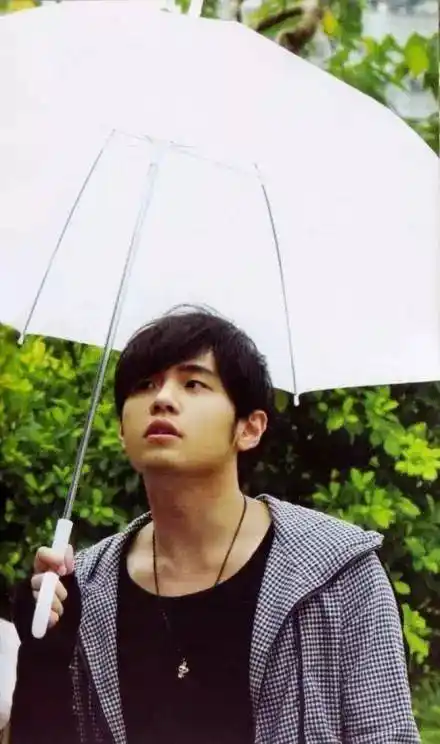 周杰伦14年前旧照!"杀马特"造型尽显青涩,粉红t恤帅气十足!