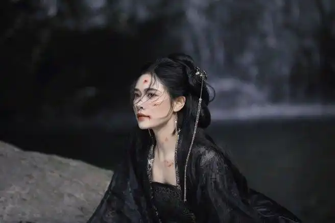 许佳琪七夕战损古风大片来啦黑衣执剑kiki快把古装焊在身上