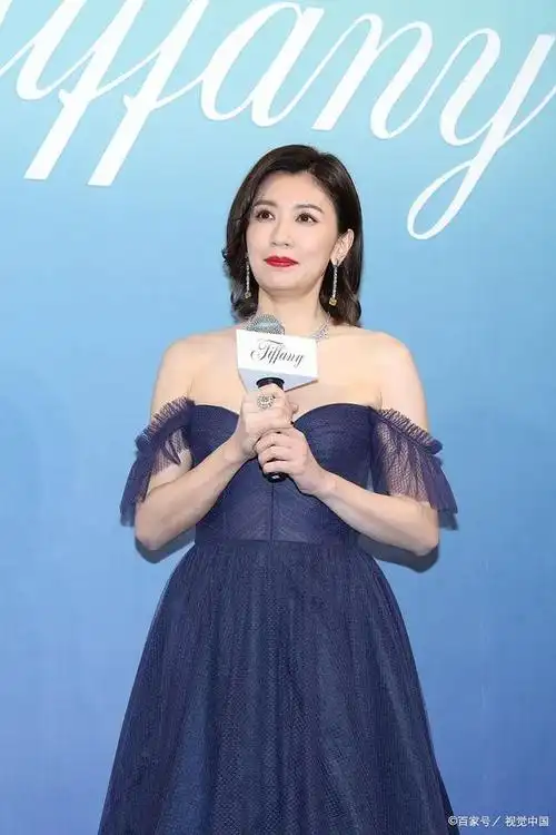 贾静雯49岁生日照曝光,穿碎花裙美出新高度,她的人生才刚刚开始