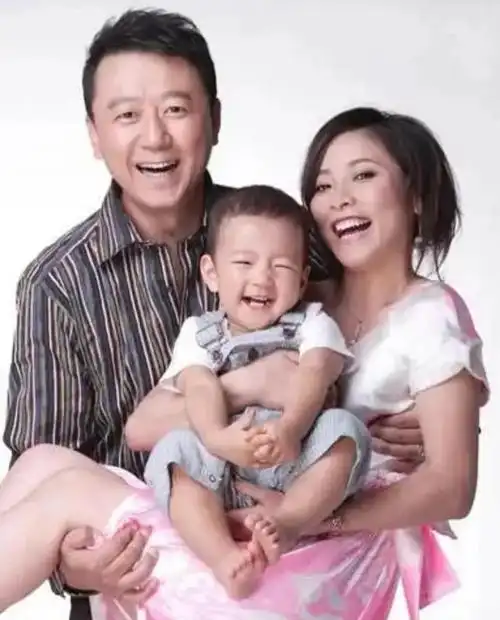 重庆美女李燃:嫁大17岁演员郭涛,生一儿一女,风光背后是辛酸