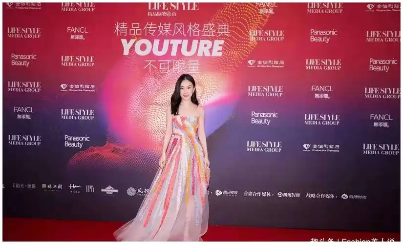 被杜江宠成公主的霍思燕,穿"彩虹裙"走红毯,美得清新优雅_活动_风格