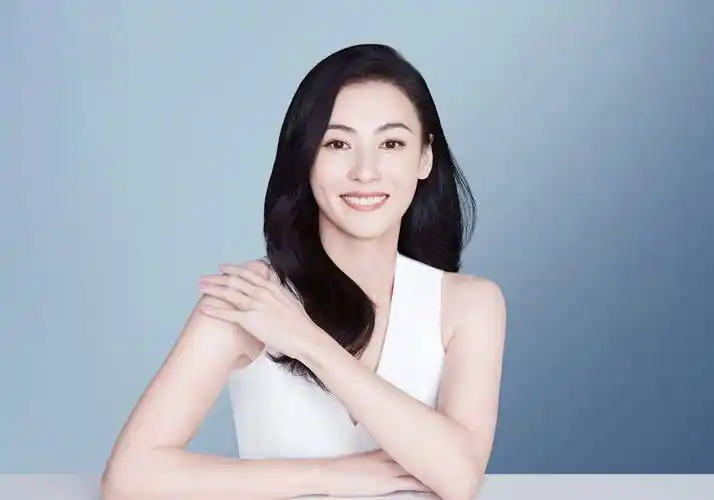 39岁张柏芝和37岁王鸥,同穿白色无袖礼服,输了年龄却赢了气质?