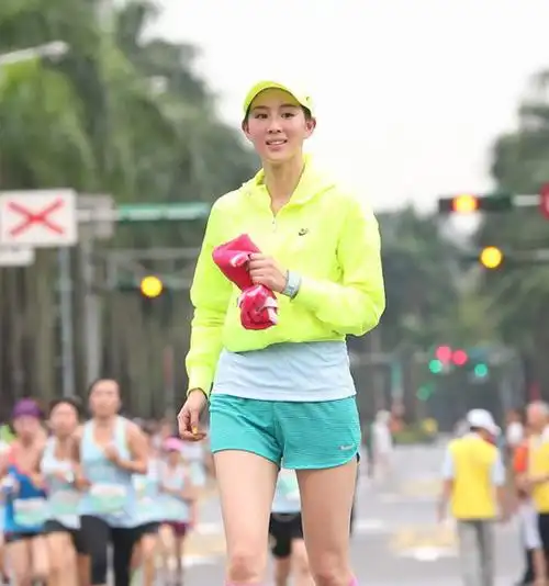 张钧甯身穿nike运动装出席耐克runfree台北女子半程马拉松