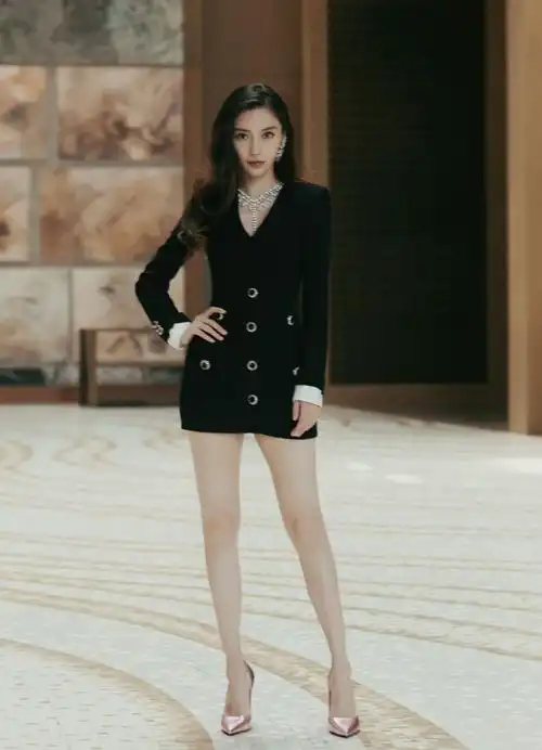 这张照片中杨颖身穿一件黑色的v领紧身裙搭配上下面的高跟鞋,好像是在