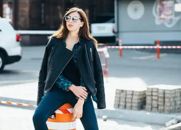 下面我将分享一些关于女生穿皮衣搭配裤子的建议,帮助你找到最适合你