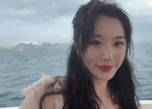 原创孔雪儿和闺蜜游三亚长发及腰超漂亮最后素颜出镜一点不输精修