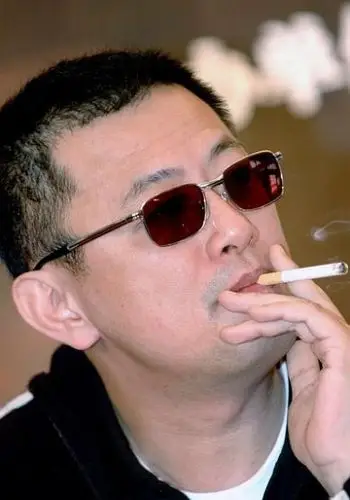 带著墨镜的王家卫,看起来就像他的电影一样耐人寻味