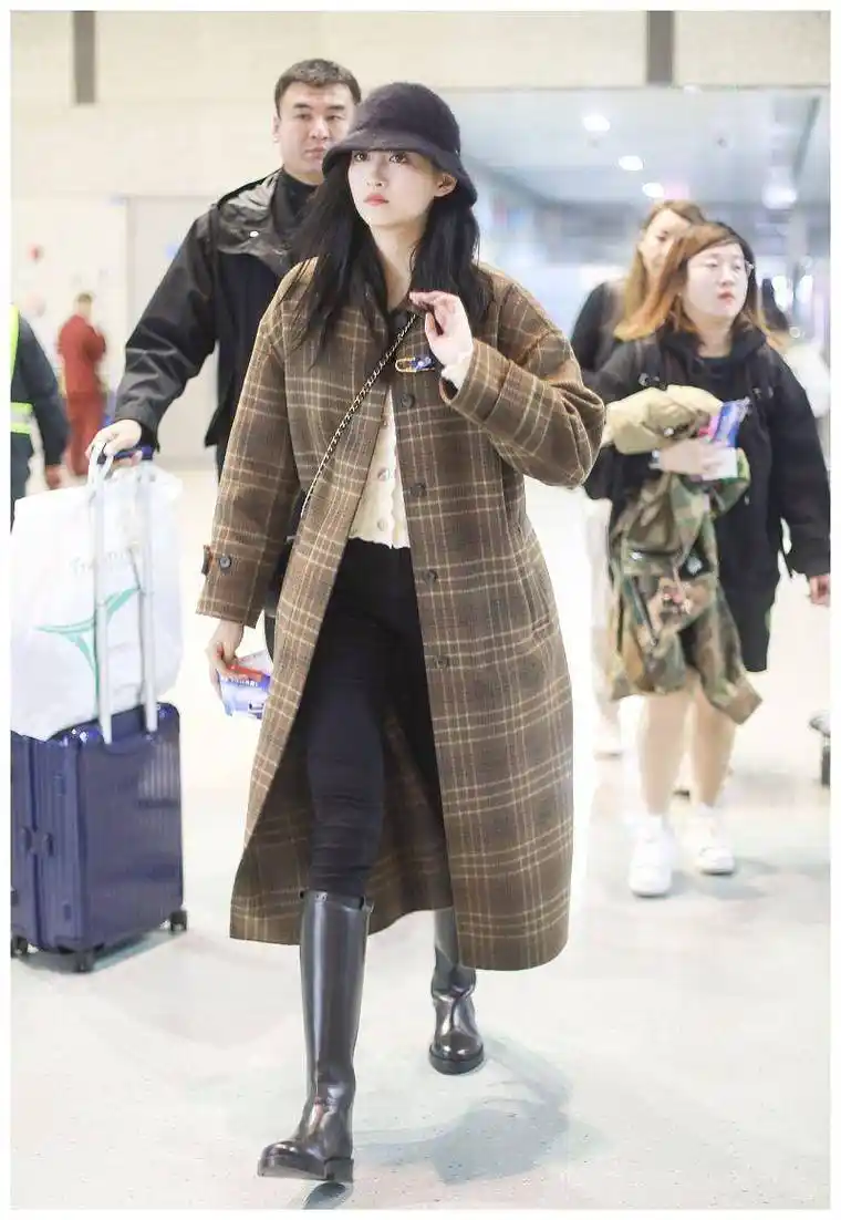 原创女神穿搭范本关晓彤穿格纹大衣现身搭铅笔裤秀美腿又美又飒