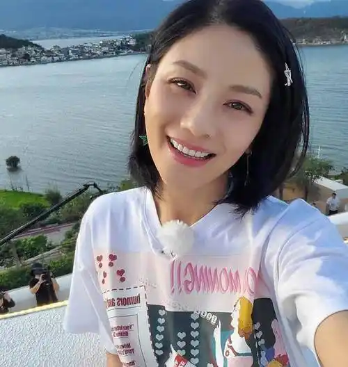 胡可晒安吉近照差点认不出!穿运动装戴墨镜肚子圆滚滚,长残了?