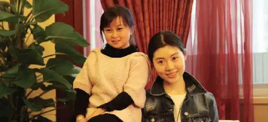 身高1米24的演员朱洁23岁嫁给1米3的秦学士后没有孩子也幸福