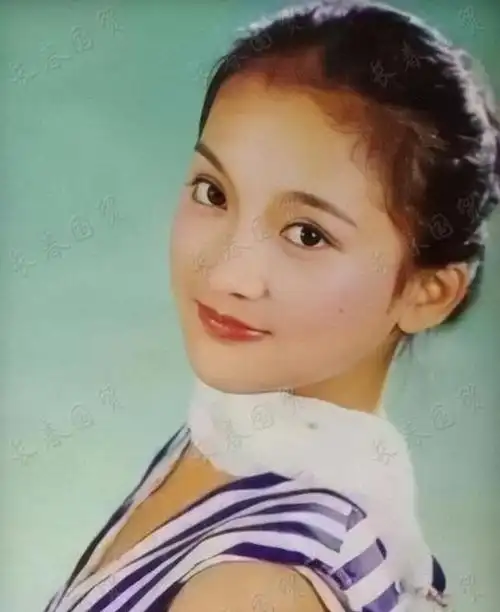 周迅30年前旧照曝光,五官精致模样清纯甜美|周迅|五官|模样_新浪新闻