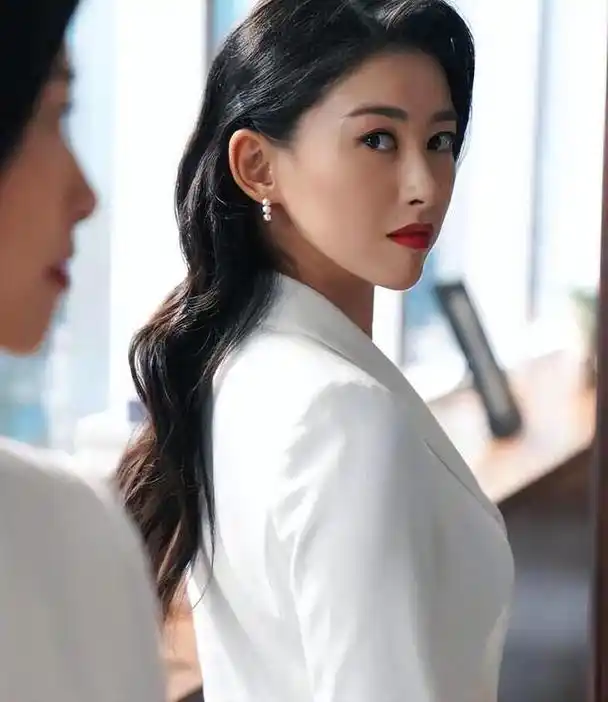 朱珠:迷倒世界顶级富豪,收服"帮派最狂太子",却下嫁美术老师