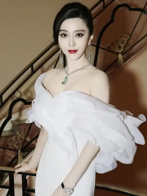 戛纳电影节的范冰冰国人之光白到发光