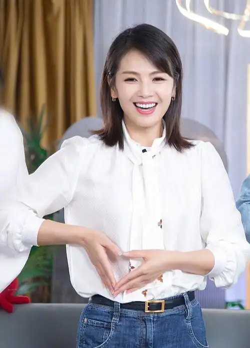 刘涛42还扮女学生白衬衣配短裙竟嫩出初恋感双马尾也太清纯