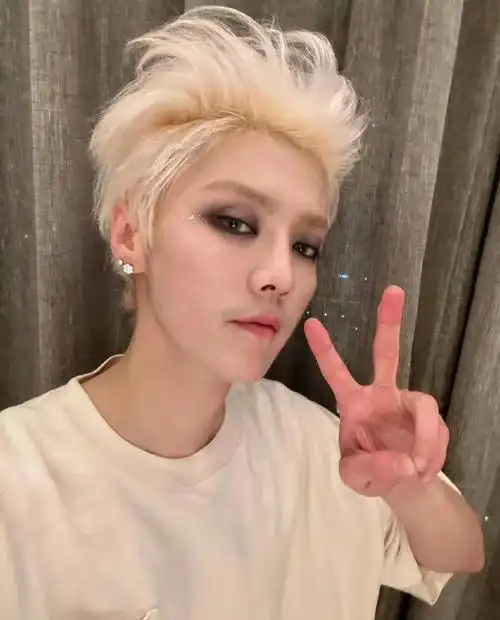 鹿晗超话#鹿晗三巡演唱会#鹿子ins更新,九张图,又开始翻牌了,看看有没