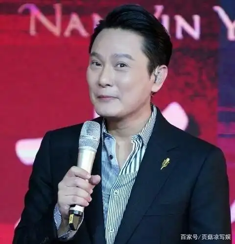 53岁张信哲罕见现身,保养不错皮肤白皙细腻,可惜至今还是单身