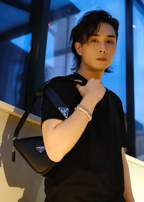李承铉个性演绎prada三角包