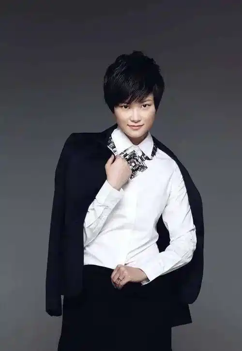 她是混得最惨的"超女"总冠军, 退圈后回家经商, 今已被遗忘_段林希