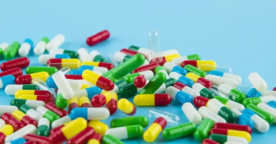 彩色医疗胶囊药丸图片诊断书病历倒下药瓶药丸药品散落药片胶囊彩色