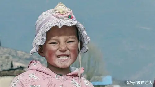 摄影:高原红的小脸蛋,在同一片大地上,还有很多穷苦的孩子