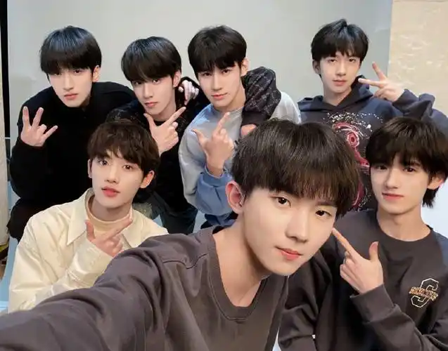 时代少年团700天合照