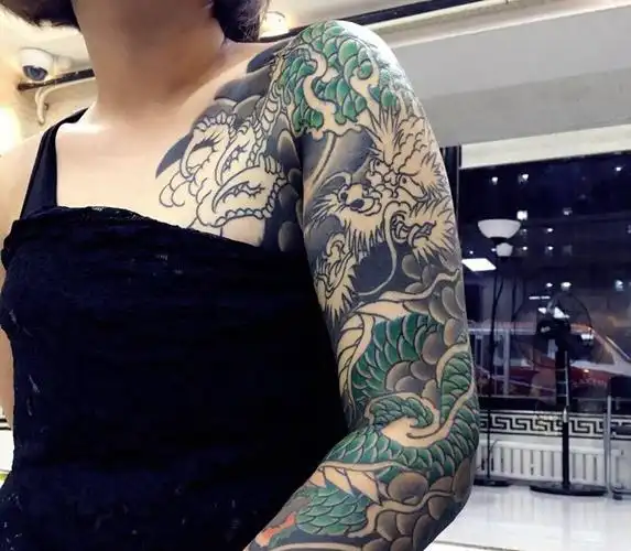 传统风格花臂龙纹身图片_手臂成品传统原创纹身图案